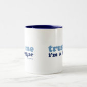 Vertrauen Sie mir, ich ist ein Blogger Zweifarbige Tasse (Mittel)