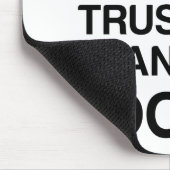 VERTRAUEN SIE MIR, ICH KANN SOCCER SPIELEN MOUSEPAD (Ecke)