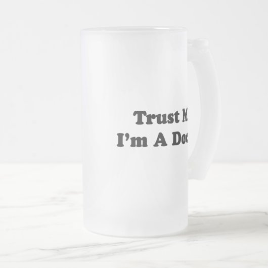 Vertrauen Sie mir, ich sind ein Doktor Mattglas Bierglas (VorderseiteRechts)