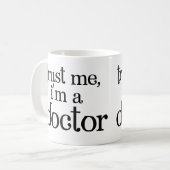 Vertrauen Sie mir, ich sind ein Doktor Mug Kaffeetasse (Vorderseite Links)