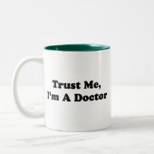 Vertrauen Sie mir, ich sind ein Doktor Zweifarbige Tasse (Links)