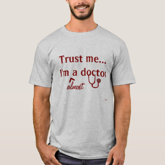 Vertrauen Sie mir, ich sind (fast) ein Doktor T-Shirt