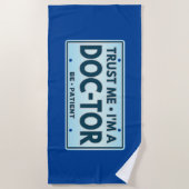 VERTRAUEN SIE MIR IM ARZT STRANDTUCH (Vorderseite)