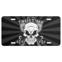 Vertrauen Sie mir lächelnder Schädel und Flügel