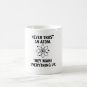 Vertrauen Sie nie einem Atom Kaffeetasse (Mittel)