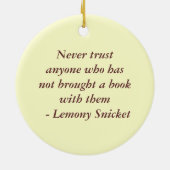 Vertrauen Sie nie jedermann, das nicht ein Buch Keramikornament (Hinten)