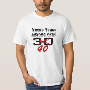 Vertrauen Sie nie jedermann über 40 T-Shirt
