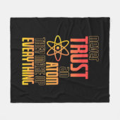 Vertrauen Sie niemals auf einen Atom, der alles sc Fleecedecke (Vorderseite (Horizontal))