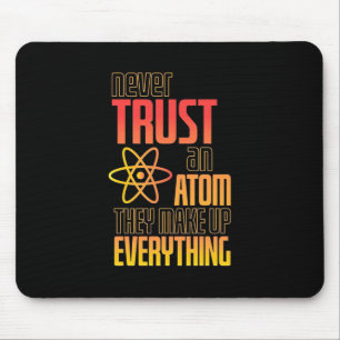 Vertrauen Sie niemals auf einen Atom, der alles sc Mousepad
