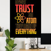 Vertrauen Sie niemals auf einen Atom, der alles sc Poster (Heimbüro)