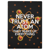 VERTRAUEN SIE NIEMALS EINE ATOM Science Klemmbrett (Rückseite)
