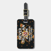 VERTRAUEN SIE NIEMALS EINEN ATOM Science Joke Gepäckanhänger (Vorderseite vertikal)
