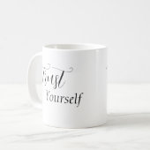 "Vertrauen Sie sich selbst" - Phrase Black Letters Kaffeetasse (Vorderseite Links)