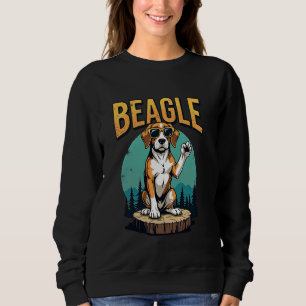 Vertraulicher Beagle auf Baumstumpf mit Retro-Stil Sweatshirt