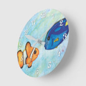 Vertraute Gesichter Runde Wanduhr (Winkel)