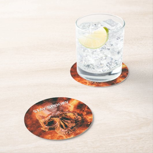 Verwenden Sie das nicht. Flammenschädel im Weltrau Runder Pappuntersetzer (Vor Ort)