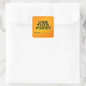 Verwenden Sie dieses erste mit/Datum Quadratischer Aufkleber (Tasche)