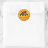 Verwenden Sie dieses erste mit/Datum Runder Aufkleber (Tasche)