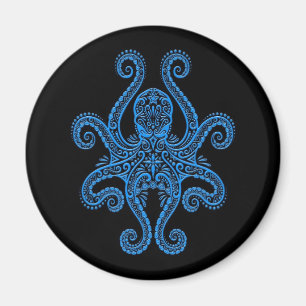 Verwickelte blaue Krake auf Schwarzem Magnet