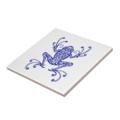 Verwickelter blauer Baum-Frosch auf Weiß Fliese (Seite)