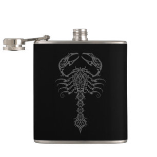 Verwickelter dunkelgrauer Stammes- Skorpion Flachmann