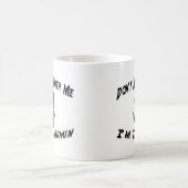 Verwirren Sie nicht mit mir, den ich der Admin bin Kaffeetasse (Mittel)