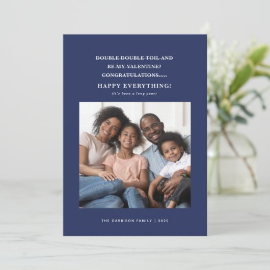 Verwirrte Coronavirus Holiday Greetings Blue Ankündigung (Stehend Vorderseite)