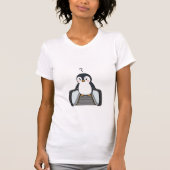 Verwirrter süßer Pinguin auf der Rolltreppe stehen T-Shirt (Vorderseite)