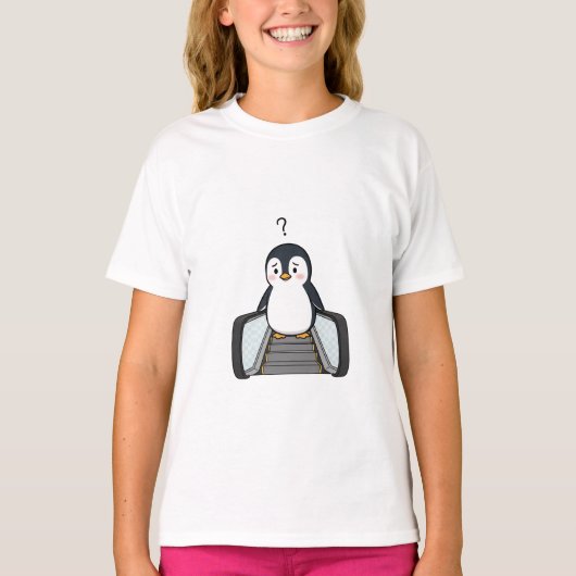 Verwirrter süßer Pinguin steht auf Rolltreppe T-Shirt (Vorderseite)