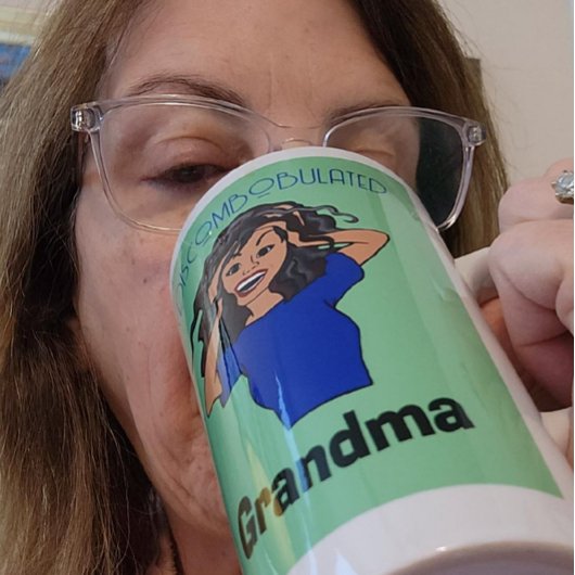 Verwirrtes Grama braunes graues Haar Milchtasse