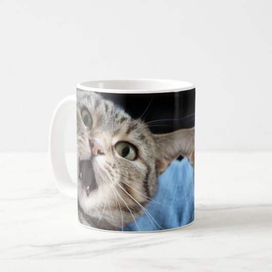 Verwirrtes Katzengesicht Kaffeetasse (Vorderseite Links)