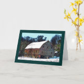 Verwitterte hölzerne Scheune auf dem nationalen Karte (Gelbe Blume)