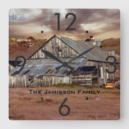 Verwitterte Scheune mit Quadratische Wanduhr