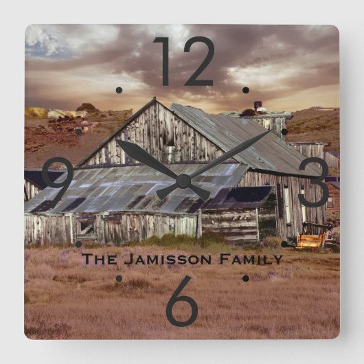Verwitterte Scheune mit Quadratische Wanduhr (Vorderseite)