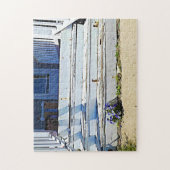 Verwitterte Vorderseite Steps mit Lila Violetten Puzzle (Vertikal)