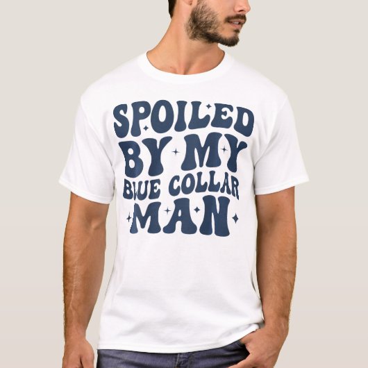 verwöhnt von meiner blauen Collar Man Groovy-Ehefr T-Shirt (Vorderseite)