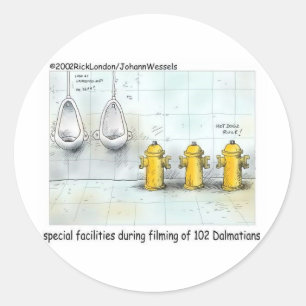 Verwöhnte Hundebadezimmer Lustige Geschenke & T-Sh Runder Aufkleber