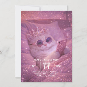 Verwöhnte Prinzessinnenkatze schreibt Nachrichten  Einladung