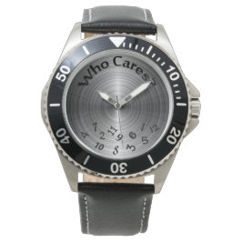 verworrene Zahlen auf metallisch grau Armbanduhr