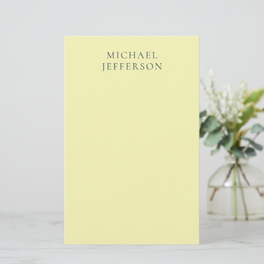 Very Pale Yellow Minimalist Plain Modern Name Briefpapier (Stehend Vorderseite)