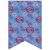 Very Periwinkle Kisses Lips in Shades of Lila Wimpelkette (Erste Fahne)