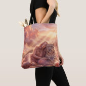 Verzaubernde Frau & Schneeleopard in träumerischen Tasche (Von Nahem)