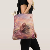 Verzaubernder Schneeleopard und Frau in Wolken Tasche (Von Nahem)
