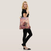 Verzaubernder Schneeleopard und Frau in Wolken Tasche (Am Model)