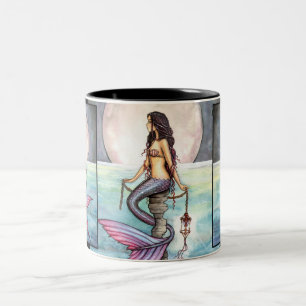 Verzauberte Meerjungfrau-Tasse von Molly Harrison Zweifarbige Tasse