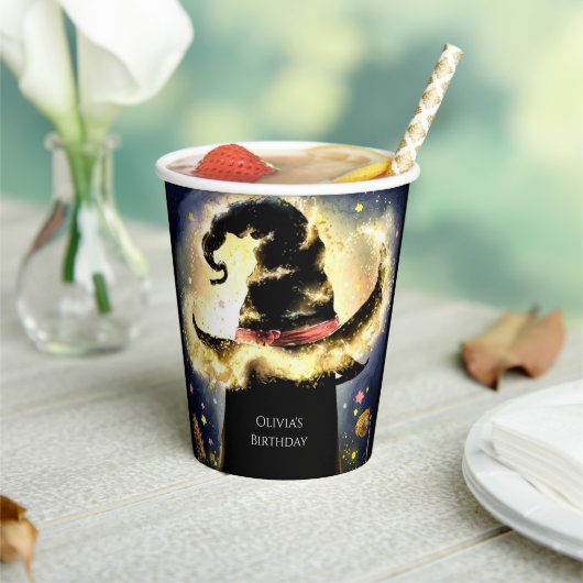 Verzauberter Wasserfarbenassistent zum Geburtstag Pappbecher (In Situ)