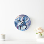 Verzaubertes Einhorn in einer verschneiten Fantasi Runde Wanduhr (Zuhause)