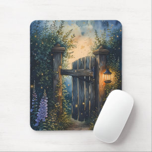 Verzaubertes Gartentor unter Sternenhimmel mit Glü Mousepad