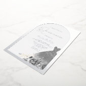 Verzaubertes Kleid Floral Quinceanera Silber Folieneinladung (Gedreht)