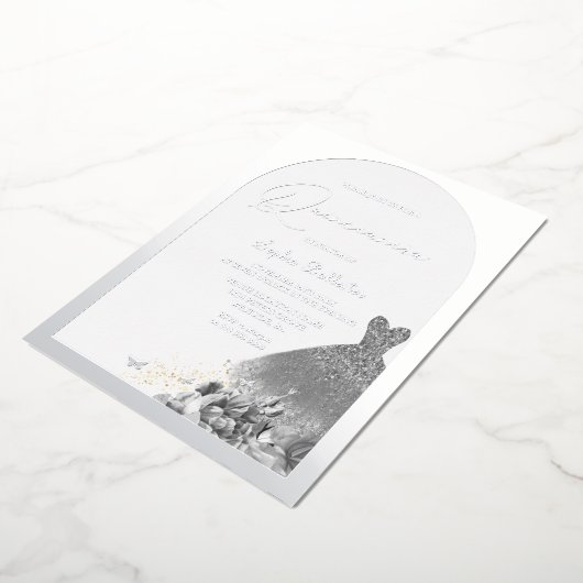 Verzaubertes Kleid Floral Quinceanera Silber Folieneinladung (Gedreht)